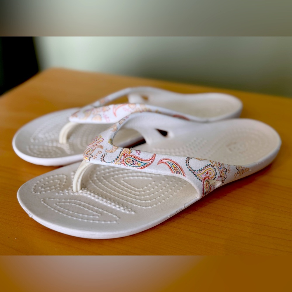Women’s Crocs White Paisley Flip Flops size 5